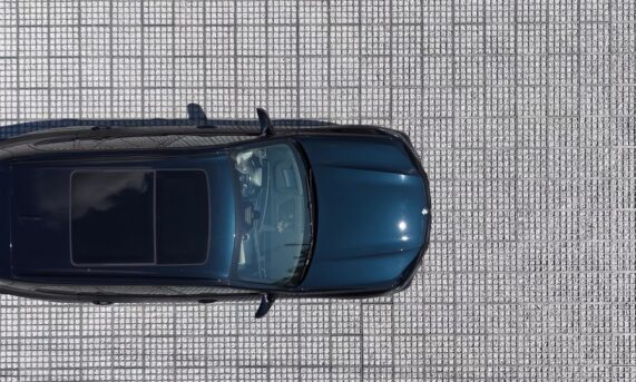 parking z ekokraty HYDROGRAVEL PRO GREY wypełnionej jasnym kruszywem