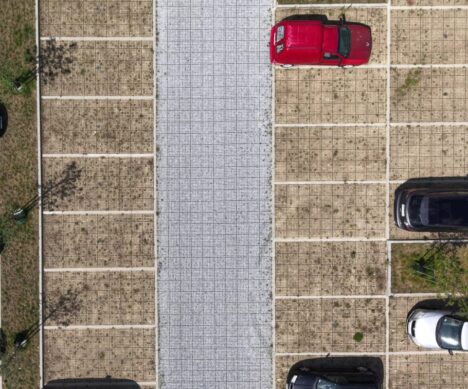 parking z ekokraty z miejscami postojowymi i samochodami widoczny z góry