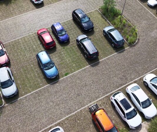 parking z ekokraty z wyznaczonymi miejscami postojowymi