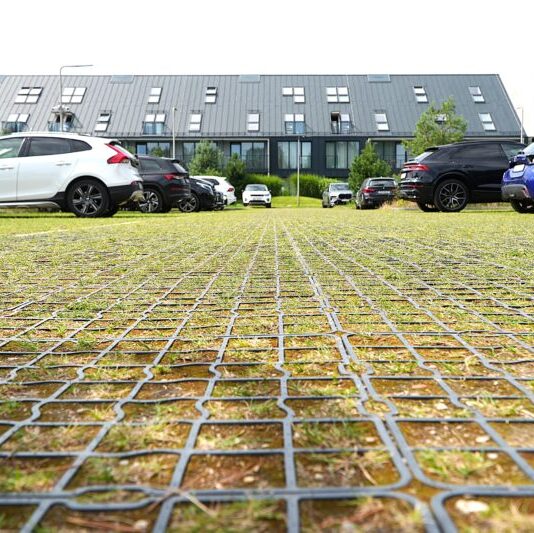 zielony plac z ekokraty Natan Plast jako trwała nawierzchnia trawiasta