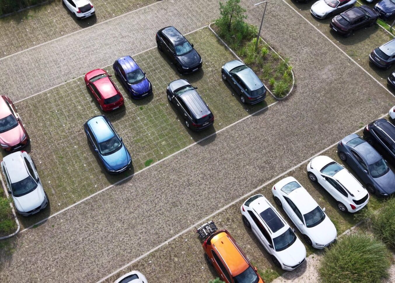 Ekokrata NATAN PLAST na parkingu