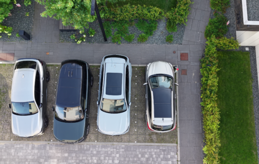 parking z ekokraty Natan Plast przy obiekcie rekreacyjnym z widokiem na morze