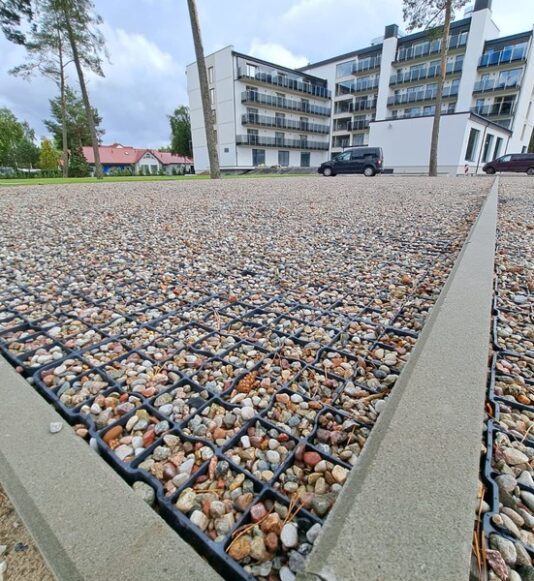parking osiedlowy w Łebie z nawierzchnią z ekokraty N40 przy budynku