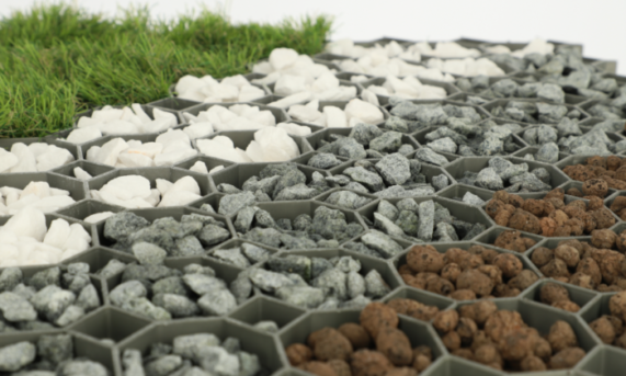 zbliżenie ekokraty MULTIGRAVEL GREEN z kruszywem i trawą
