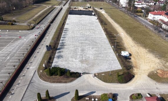 duży plac parkingowy przygotowany pod montaż ekokraty N40 PRO