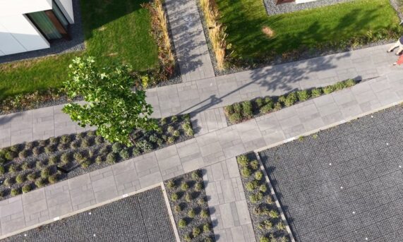 miejsca parkingowe z ekokraty przy chodnikach i zieleni na terenie Solmarina