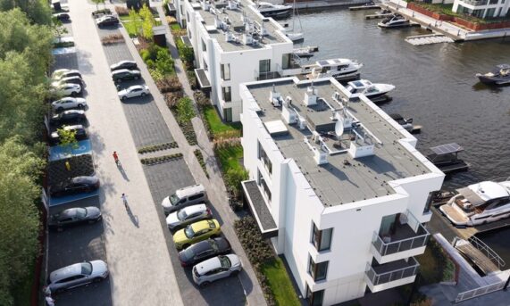 parkingi z ekokraty przy apartamentach Solmarina i nabrzeżu z łodziami