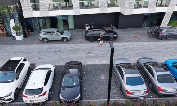 miejsca postojowe z ekokraty przed budynkiem apartamentowym Solmarina