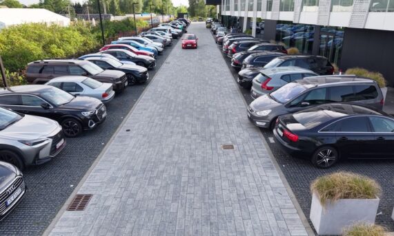 parking z ekokraty po obu stronach drogi wewnętrznej przy apartamentach