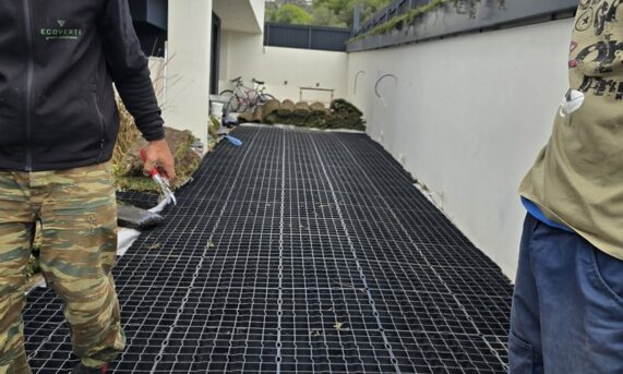 czarna ekokrata N40 ułożona na agrowłókninie przed zasypaniem ziemią