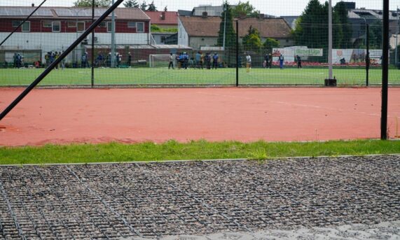 zbliżenie nawierzchni z ekokraty N50 wypełnionej kruszywem przy boisku