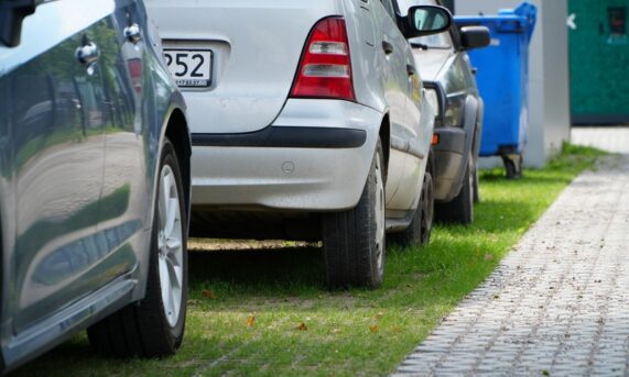 samochody na miejscach postojowych z ekokraty N40 widoczne z lotu ptaka