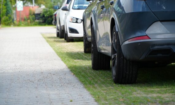 zbliżenie samochodów zaparkowanych na zielonej nawierzchni z ekokraty N40