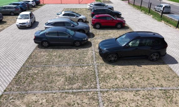 parking z ekokraty N40 z miejscami postojowymi wypełnionymi trawą