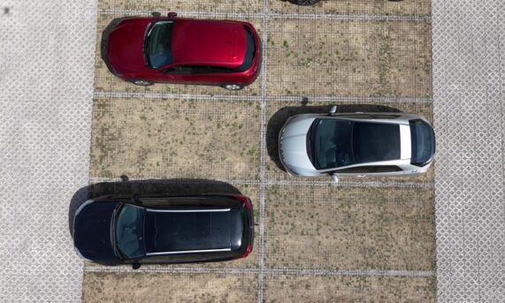 parking z ekokraty N40 przy czerwonym boisku sportowym widoczny z góry