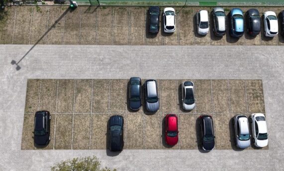 centrum sportowe w Krakowie z boiskiem i parkingiem z ekokraty N40