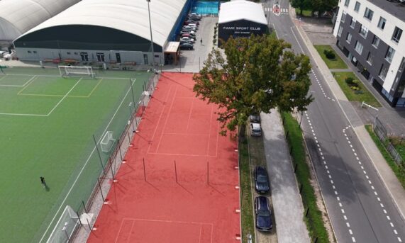 parking przy centrum sportowym z ekokraty N40 i zaparkowanymi samochodami