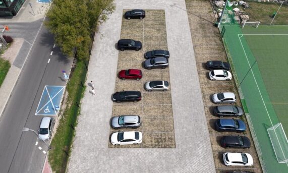 miejsca postojowe z ekokraty N40 przy boisku piłkarskim